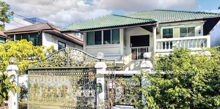 House in Bangkok, Thailand 4 bedrooms № 119242