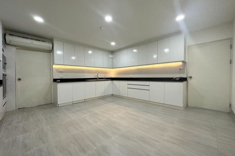 Condo in Watthana, Bangkok, Thailand, 3 bedrooms  № 159632 - photo 5