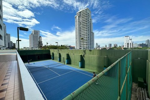Condo in Watthana, Bangkok, Thailand, 3 bedrooms  № 159632 - photo 23