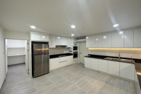 Condo in Watthana, Bangkok, Thailand, 3 bedrooms  № 159632 - photo 6