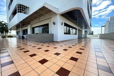 Condo in Watthana, Bangkok, Thailand, 3 bedrooms  № 159632 - photo 22