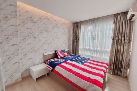 Кондоминиум с 2 спальнями в Дин Даенге, Бангкок, Таиланд № 137523 - фото 11