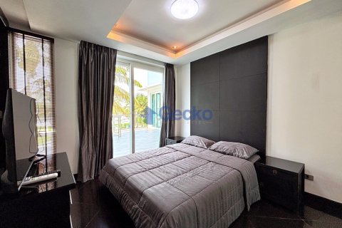 House in Pattaya, Thailand 5 bedrooms № 195962 - photo 28