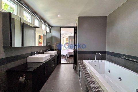 House in Pattaya, Thailand 5 bedrooms № 195962 - photo 15