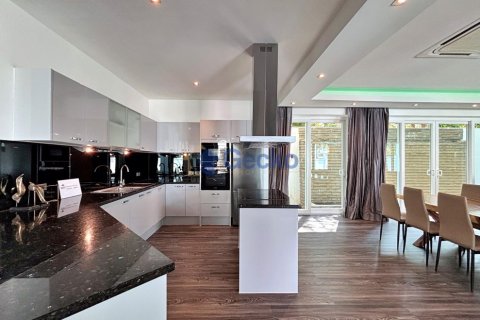 House in Pattaya, Thailand 5 bedrooms № 195962 - photo 7