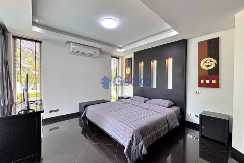 House in Pattaya, Thailand 5 bedrooms № 195962 - photo 18