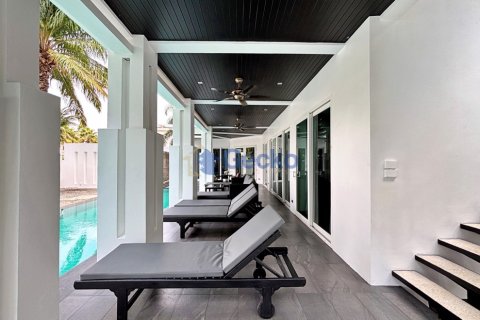 House in Pattaya, Thailand 5 bedrooms № 195962 - photo 2