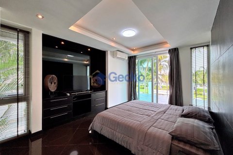 House in Pattaya, Thailand 5 bedrooms № 195962 - photo 24