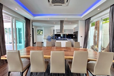 House in Pattaya, Thailand 5 bedrooms № 195962 - photo 5