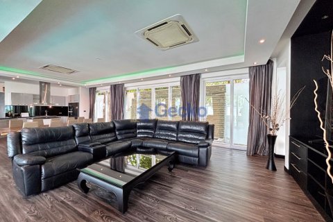 House in Pattaya, Thailand 5 bedrooms № 195962 - photo 3