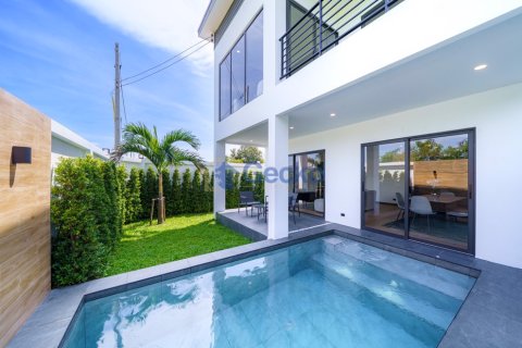 House in Pattaya, Thailand 4 bedrooms № 195964