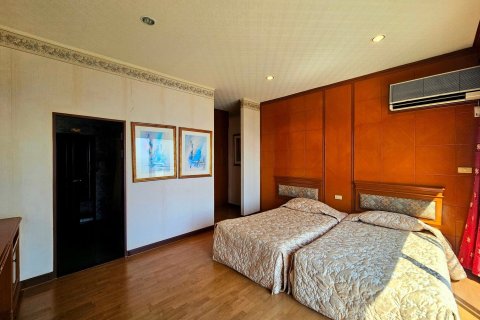 Condo in Cha-am, Thailand, 4 bedrooms № 169075 - photo 16