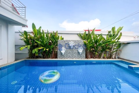 House in Pattaya, Thailand 4 bedrooms № 196306 - photo 2