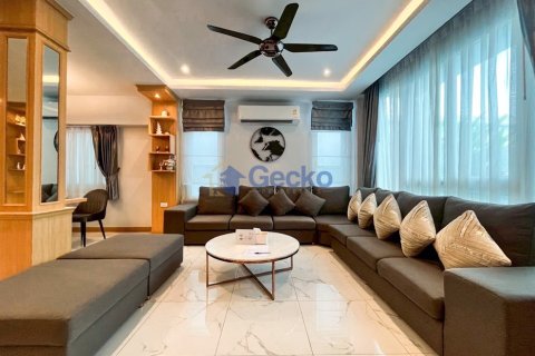 House in Pattaya, Thailand 4 bedrooms № 196306 - photo 12