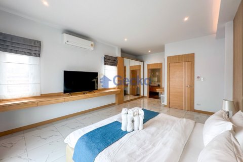 House in Pattaya, Thailand 4 bedrooms № 196306 - photo 18