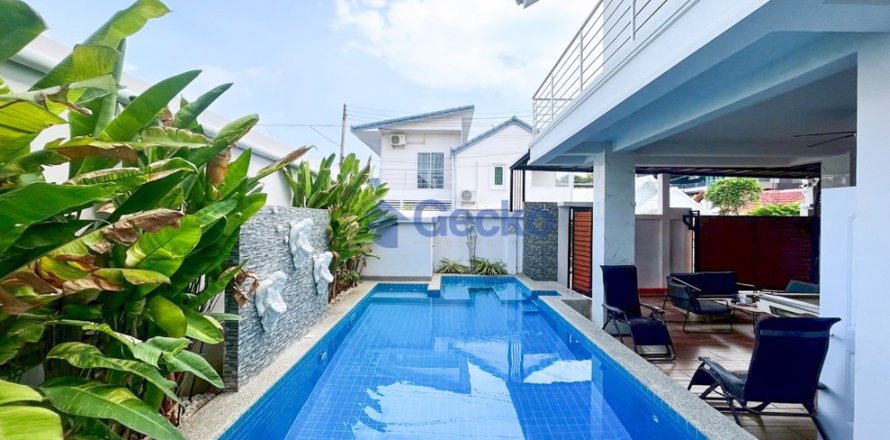 House in Pattaya, Thailand 4 bedrooms № 196306