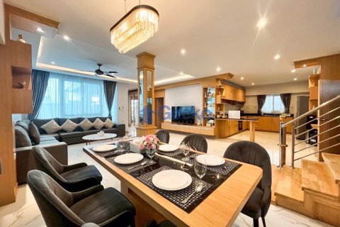 House in Pattaya, Thailand 4 bedrooms № 196306 - photo 11
