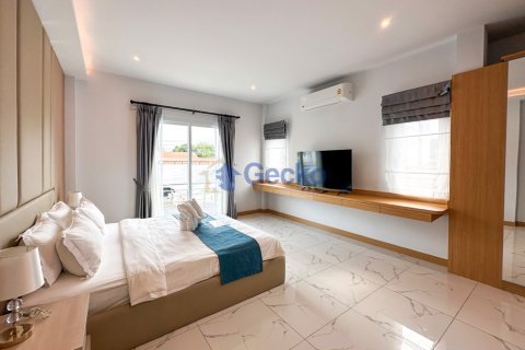 House in Pattaya, Thailand 4 bedrooms № 196306 - photo 16