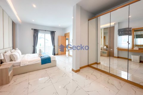House in Pattaya, Thailand 4 bedrooms № 196306 - photo 14