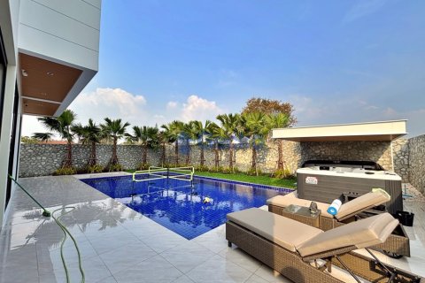 House in Pattaya, Thailand 4 bedrooms № 196309 - photo 10
