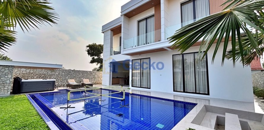 House in Pattaya, Thailand 4 bedrooms № 196309