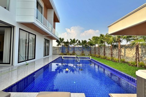 House in Pattaya, Thailand 4 bedrooms № 196309 - photo 2