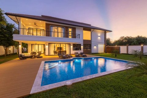 Вилла в Ханг Донге, Таиланд с 5 спальнями  № 114450 - фото 1