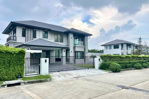 Дом в Самут Сакхоне, Таиланд с 4 спальнями № 154120 - фото 1