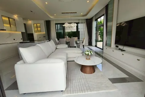 Villa in Pattaya, Thailand 4 bedrooms № 164273 - photo 2