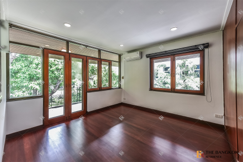 House in Bangkok, Thailand 4 bedrooms № 190426