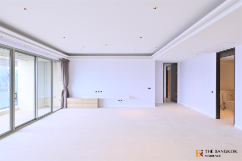 Condo in Bangkok, Thailand, 2 bedrooms № 189769 - photo 2
