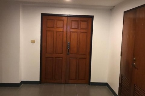 Condo in Watthana, Bangkok, Thailand, 3 bedrooms  № 171966 - photo 6