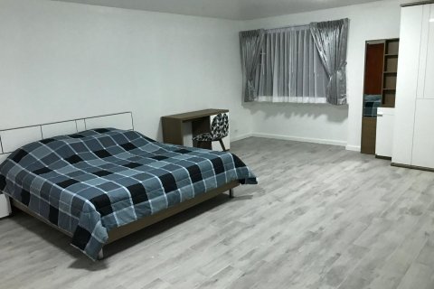 Condo in Watthana, Bangkok, Thailand, 3 bedrooms  № 171966 - photo 4