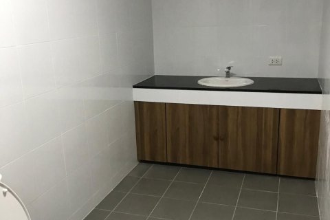 Condo in Watthana, Bangkok, Thailand, 3 bedrooms  № 171966 - photo 8