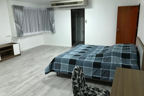 Condo in Watthana, Bangkok, Thailand, 3 bedrooms  № 171966 - photo 5