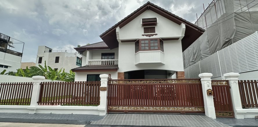 Дом в Хуай Кванге, Бангкок, Таиланд с 3 спальнями  № 144920