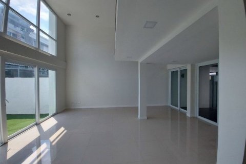 Townhouse in Wang Thonglang, Bangkok, Thailand 3 bedrooms № 163577 - photo 8