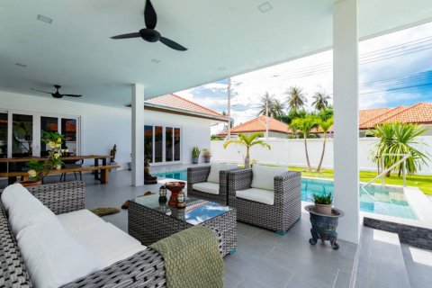 Villa in Pran Buri, Thailand 3 bedrooms № 114829 - photo 5