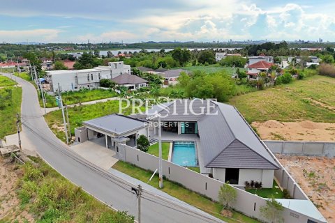 House in Pattaya, Thailand 5 bedrooms № 198023