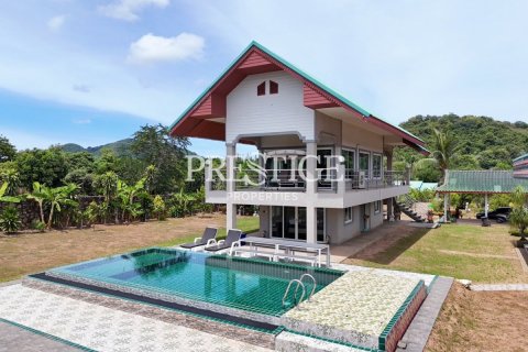 House in Pattaya, Thailand 8 bedrooms № 198024