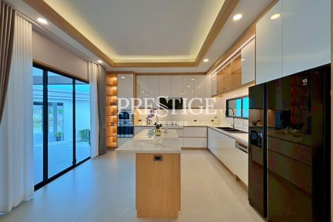 House in Pattaya, Thailand 5 bedrooms № 198022 - photo 14