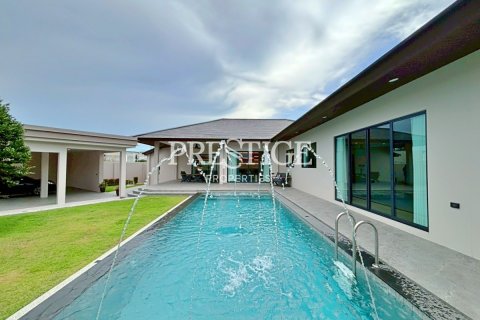 House in Pattaya, Thailand 5 bedrooms № 198022 - photo 2