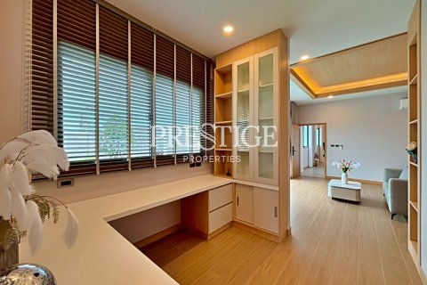 House in Pattaya, Thailand 5 bedrooms № 198022 - photo 19