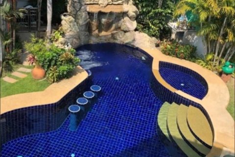 Villa in Pattaya, Thailand 7 bedrooms № 149979 - photo 1