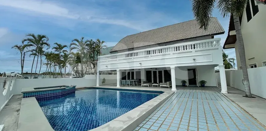 Casa de 3 dormitorios en Pattaya, Tailandia № 211230