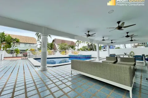 Casa de 3 dormitorios en Pattaya, Tailandia № 211230 - foto 20