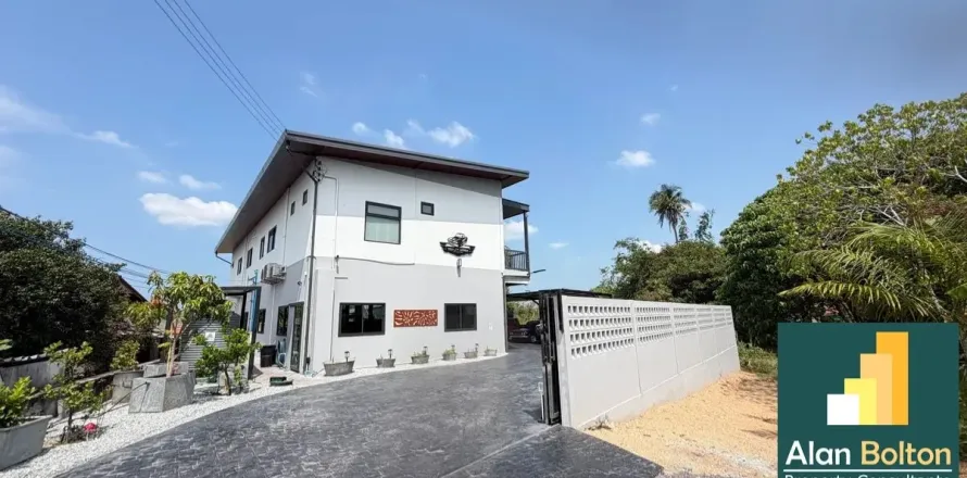 Casa de 4 dormitorios en Pattaya, Tailandia № 211231