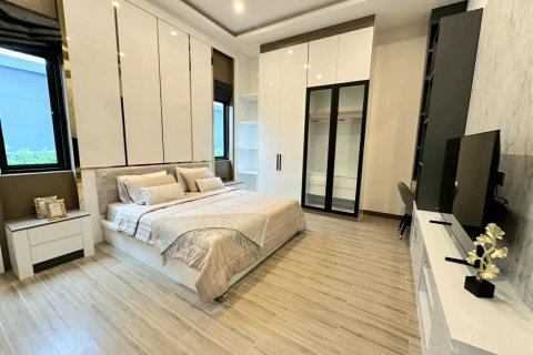Villa in Pattaya, Thailand 4 bedrooms № 137107 - photo 12