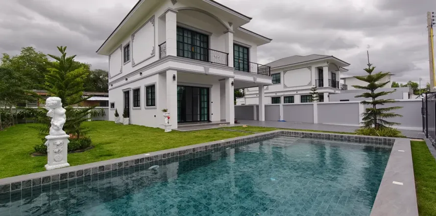 Casa de 4 dormitorios en Pattaya, Tailandia № 212259