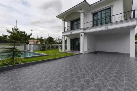 Casa de 4 dormitorios en Pattaya, Tailandia № 212259 - foto 4